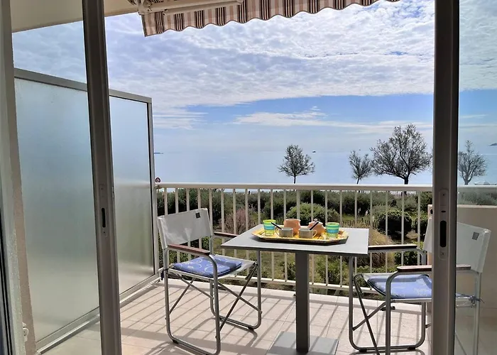 4 Pers, Climatise, Parking, A Pied - - Fr-1-251-509 Lägenhet Le Lavandou